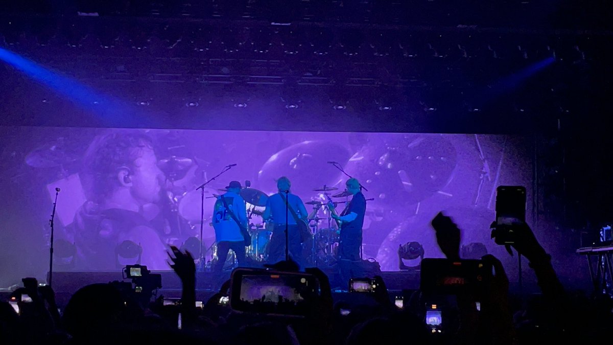 FL0RALHEMM0's tweet photo. #5sosdenver https://t.co/wcKVrhtEYM