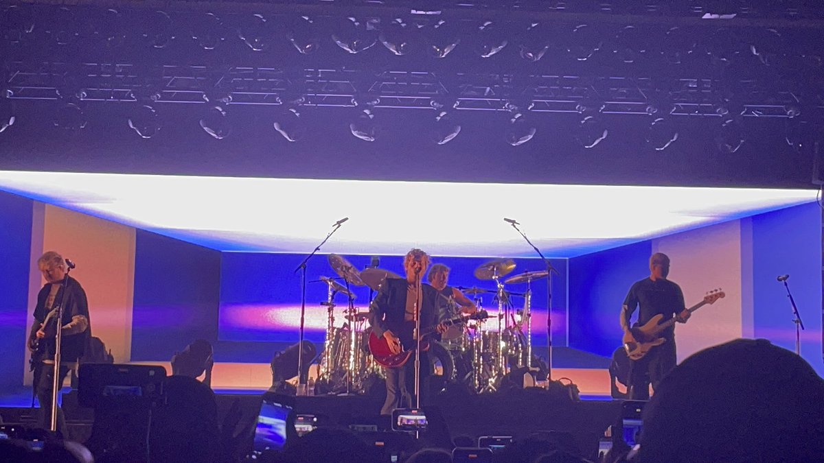 FL0RALHEMM0's tweet photo. #5sosdenver https://t.co/wcKVrhtEYM