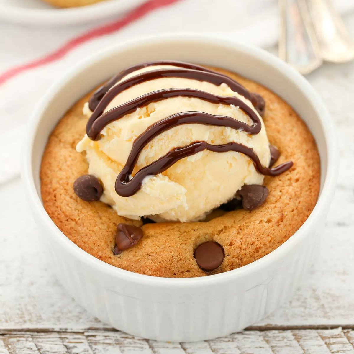 livewellbake's tweet photo. This Deep Dish Single Serve Chocolate Chip Cookie is slightly crisp on the edges, soft in the center, and so easy to make. You can even bake this recipe into 4 cookies, so it’s perfect for sharing too! #chocolatechip #cookies #smallbatch #deepdishcookie https://t.co/g7IlbTnVRK https://t.co/ftdv9W2fZd