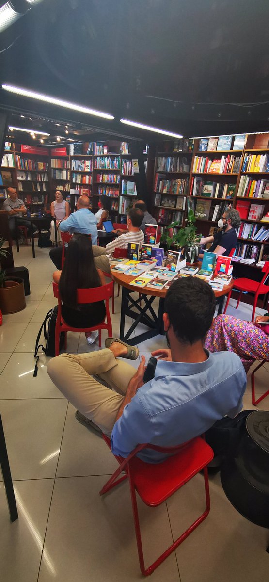 Adesso al Mondadori Bookstore di #Messina: incontro con Elena Militello co-founder di #southworking.
#startupmessina #avaiava