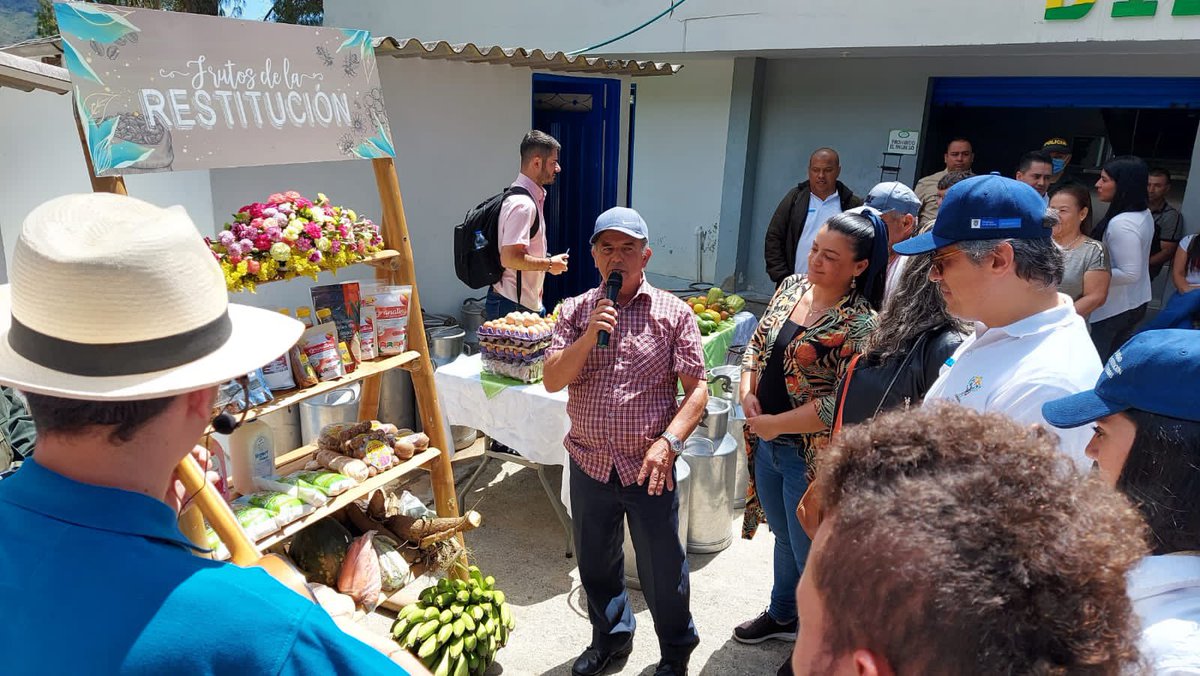 URestitucion's tweet photo. 📍El Director General @acastroforero llegó a Granada, #Antioquia, para hacer un reconocimiento a los resultados en un municipio ejemplar en cumplimiento a las víctimas a nivel nacional. Allí hemos atendido el 94% de las solicitudes de restitución de tierras. #EsTiempoDeCreer 💪 https://t.co/fZVU25ntSg