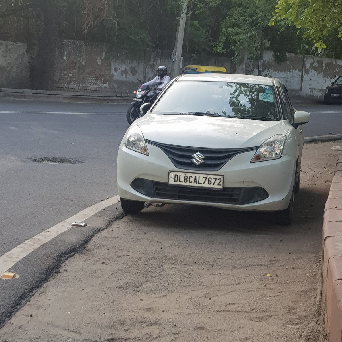 rmlal93's tweet photo. @dtptraffic It is requested that not toe any vehicle from non parking location as great inconvenience being faced by concerned better it is to punish such defaulters by sending them challan.but policy must be uniform as has been seen that double standard being adopted. https://t.co/23bMeAR2y7