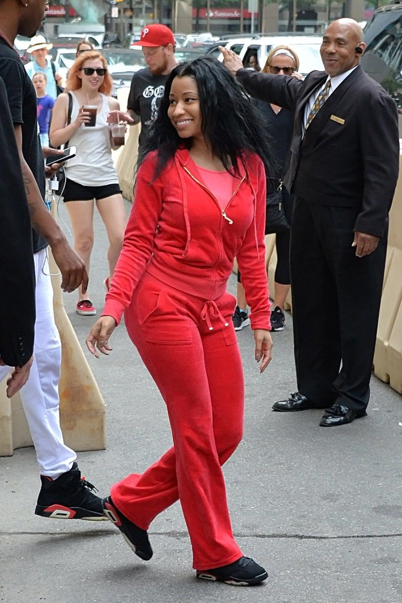 MINAJMEETDAWOO's tweet photo. nicki minaj wearing a juicy couture tracksuit (2014). https://t.co/5Ea813SCUw