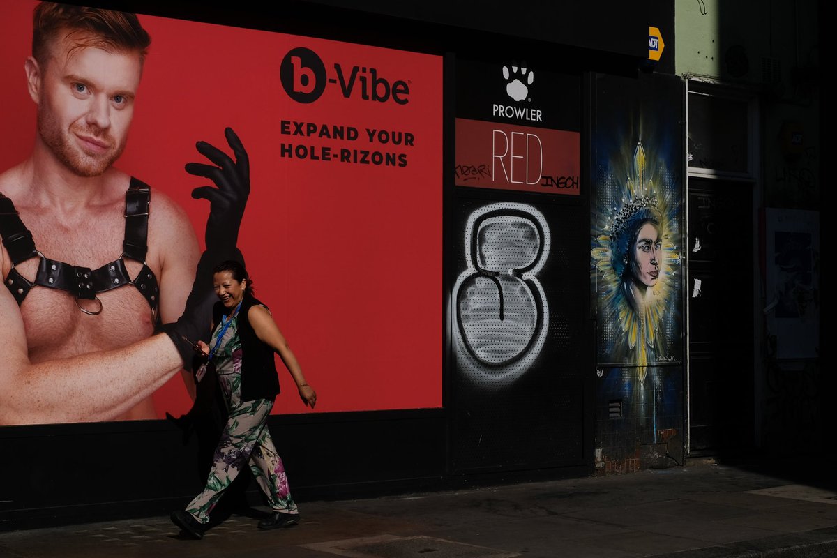 swedeemum's tweet photo. One corner, five minutes!
#streetphotography #soho #londonlife #candid_photography #womenstreetphotographers #everyclicktellsastory #shadesofshadowland #london https://t.co/Iq5wAZNWle