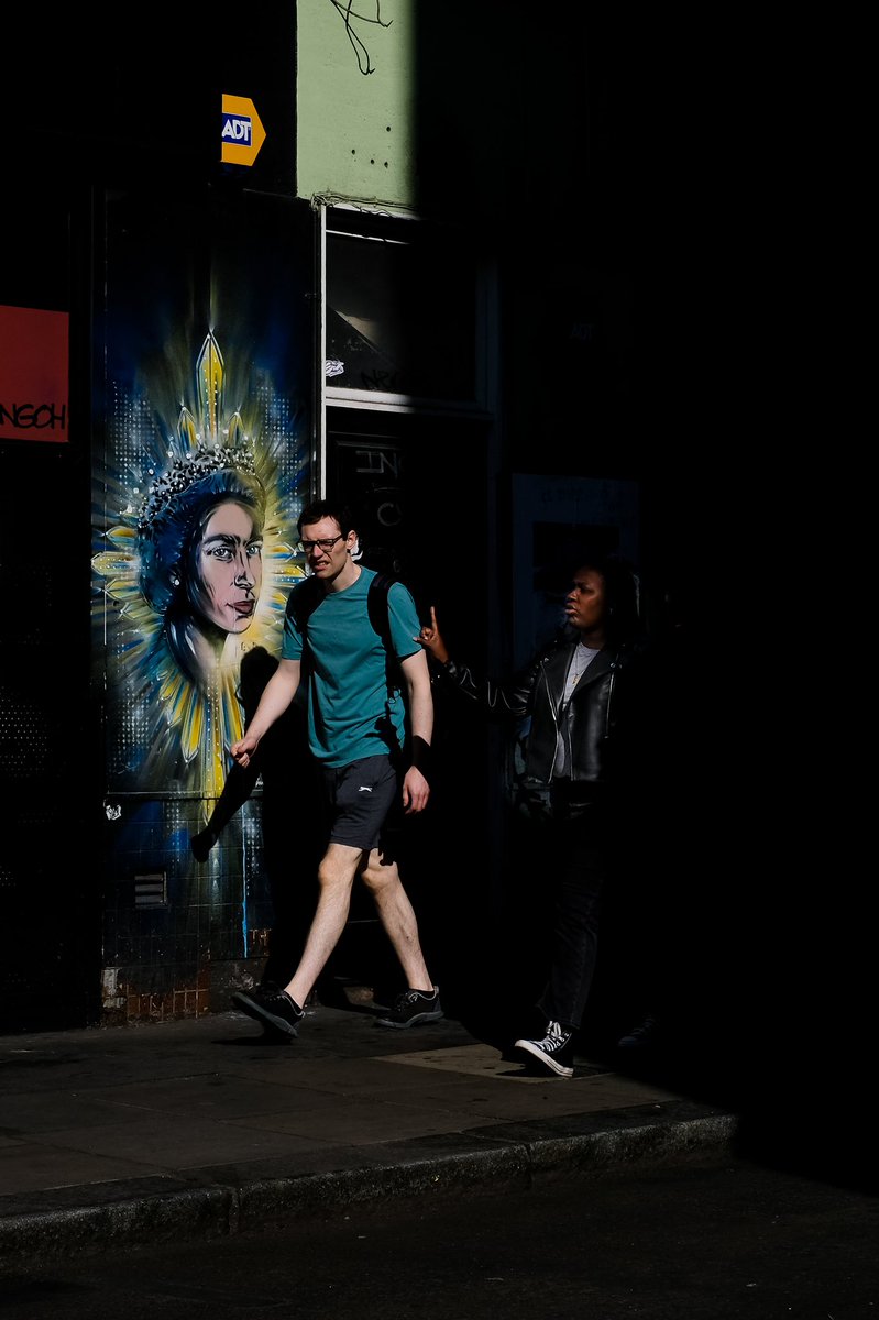 swedeemum's tweet photo. One corner, five minutes!
#streetphotography #soho #londonlife #candid_photography #womenstreetphotographers #everyclicktellsastory #shadesofshadowland #london https://t.co/Iq5wAZNWle