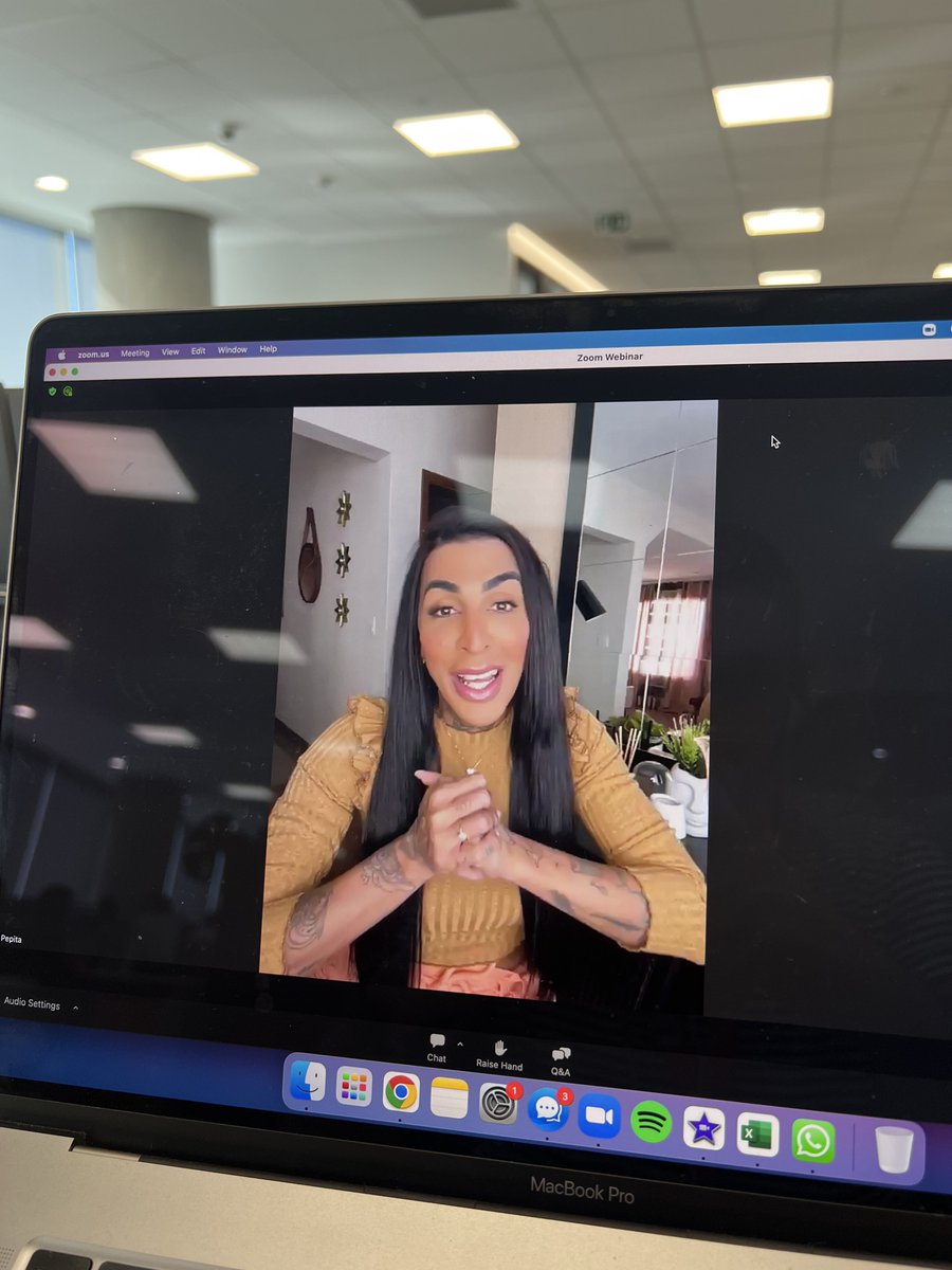 lopesjuliano's tweet image. AAAAAAAAAA @PepitaOfc NO @shopee_br TALK 🥹❤️❤️❤️❤️

“Meu nome é Priscila, meu pronome é ela, e eu nunca vou poder ser ele” 

🥹🥹🥹🥹🥹 #LifeAtShopee