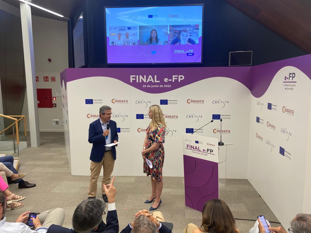 eFPEmprende's tweet photo. @jc_lauder , Director general @CABK_Dualiza, se dispone a comunicar cuál es el proyecto ganador de Grado Medio esta 3ª Edición de la #FinaleFP 🥁🥁🥁 https://t.co/3fRh4chDR8