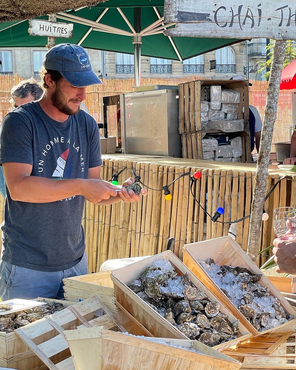 BordeauxFeteVin's tweet photo. On mange quoi ce soir ? Formule salée ou sucrée chacun y trouvera son bonheur ! Tout au long des quais, vous trouverez des food trucks, des bodegas et de nombreux producteurs locaux pour régaler vos papilles 🥰 #BFV2022 #bordeauxlocal @VinsdeBordeaux https://t.co/Ez0HlBi4f9