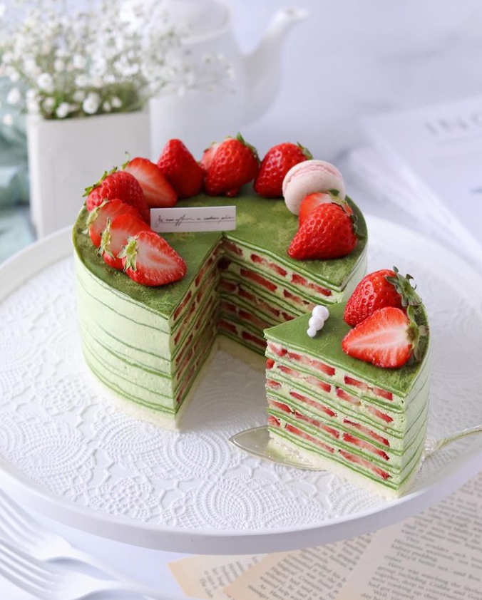 daily_dolce's tweet image. Strawberry crepe cake by moe_chan2