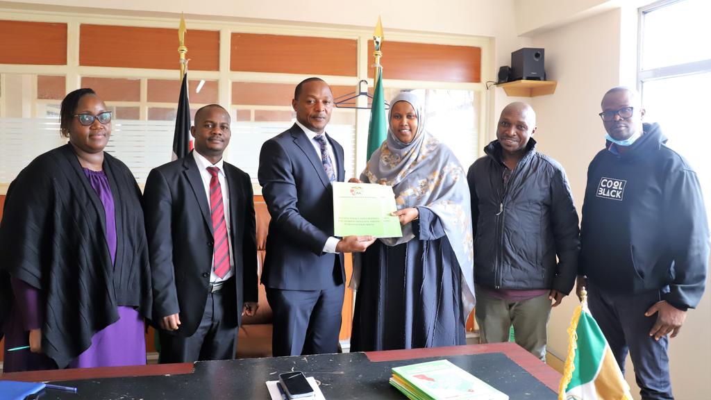 Speaker Josiah Thiriku hosted a team from the Commission On Revenue Allocation (<a href="/CRAKenya/">Commission on Revenue Allocation Kenya</a>).
The team led by CRA Commissioner Ms Fouzia Abdikadir discussed various pertinent issues aimed at advising the next Devolution Policy in a bid to better the decentralisation of resources.