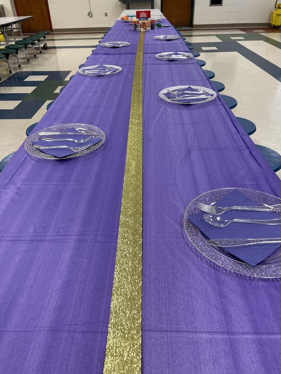 msbeckysclass's tweet photo. The table is set for a ROYAL feast! These hard working rising third graders have been royal students during Eagle Camp these last 4 weeks! @ChesterCountySS #EagleCamp2022 https://t.co/6bqvuecnw4