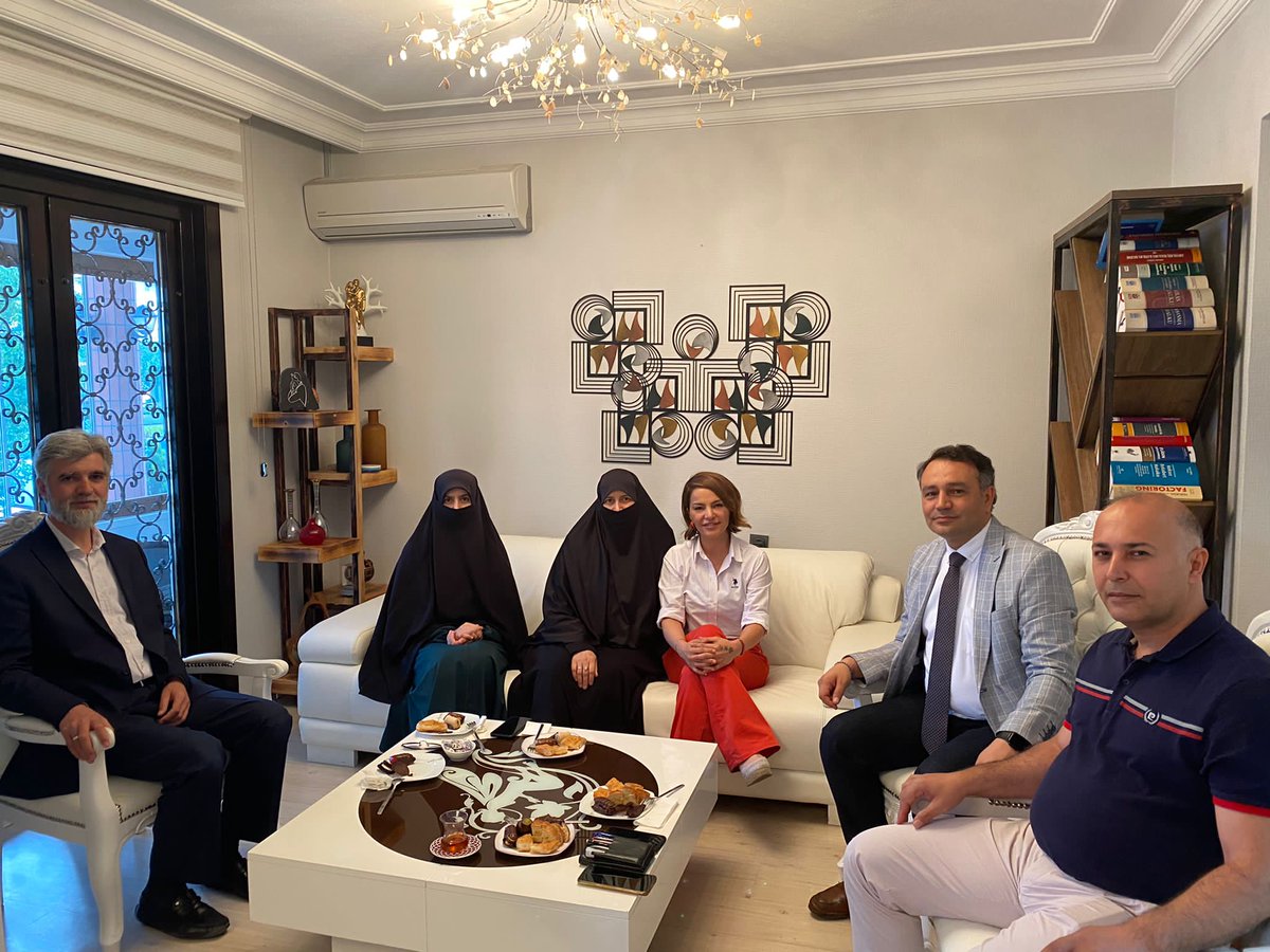 semrakuytul's tweet photo. Hukukçularda adalet duygusunun nerdeyse tamamen yok olduğu şu günlerde gerçek hukukçularla sohbet çok güzel oluyormuş..

Güzel düşünceleri ve samimi sohbeti sebebiyle Sayın Av. Hatice Yıldız'a teşekkürler..
Tanıştığıma memnun oldum..

@avhaticeyldz https://t.co/iRF976xqFx