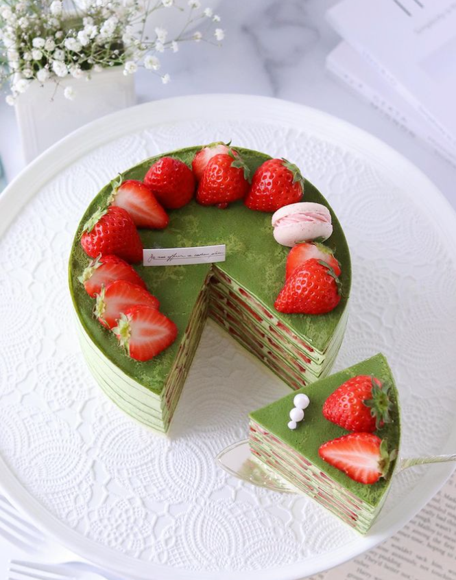 daily_dolce's tweet image. Strawberry crepe cake by moe_chan2