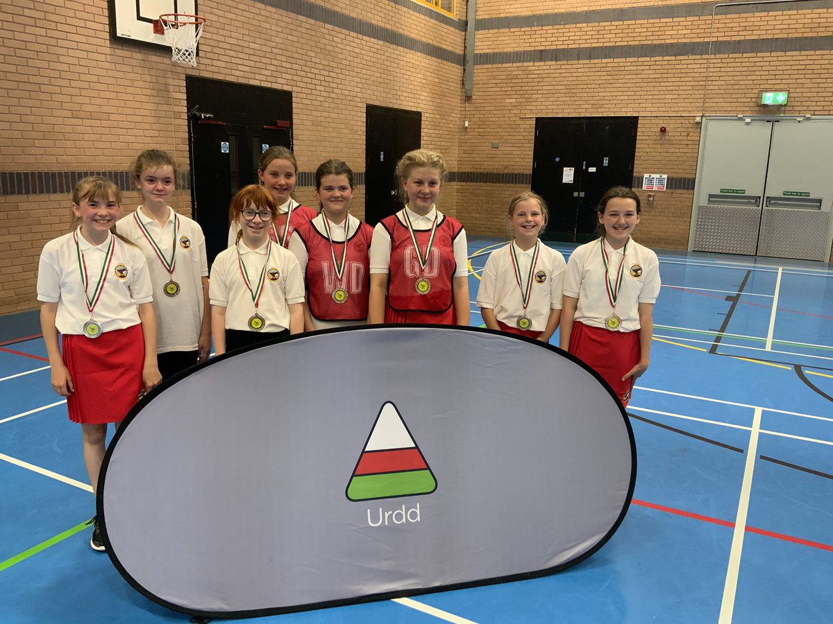 Ysgllanbrynmair's tweet photo. Da iawn i ferched Bl6 am ddod yn 2ail yng nghystadleuaeth Plât Pêl rhwyd @UrddMaldwyn heddiw.🏴🥈Gwych merched.🌟 Well done to Yr6 girls for coming 2nd in the sheild competition today. A great netball tournament. #Mentrus #Hyderus #2ail #PêlRhwyd #Urdd2022 https://t.co/3IedLjPnKn