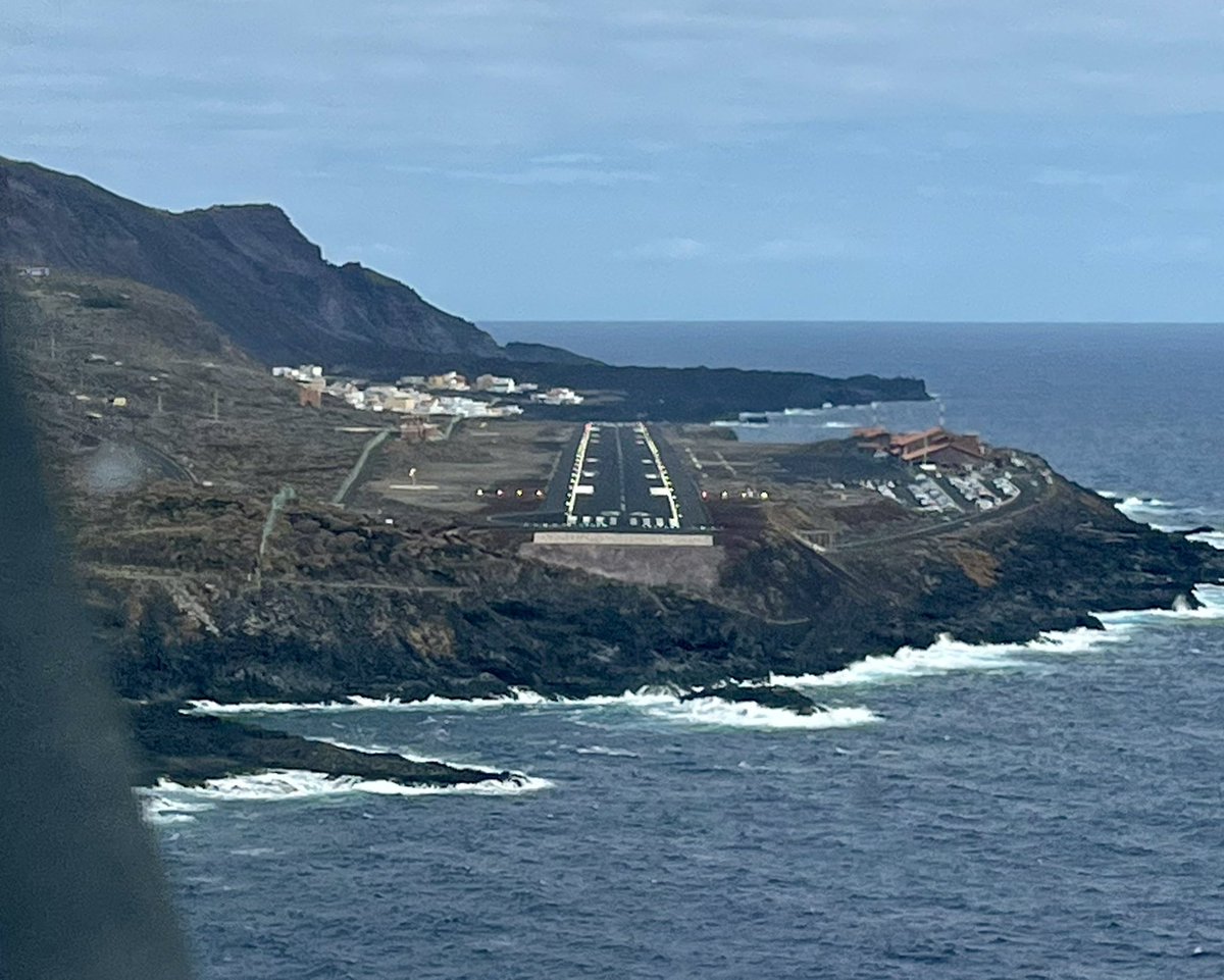stani320's tweet photo. El Hierro airport is welcoming us with its usual right crosswind 😁🙏🏻 #crosswind #elhierro #loscancajos #vde #gchi #avgeek #thursday #ThrowbackThursday #runway #airport #aviation #canaries https://t.co/qL8335zrpe