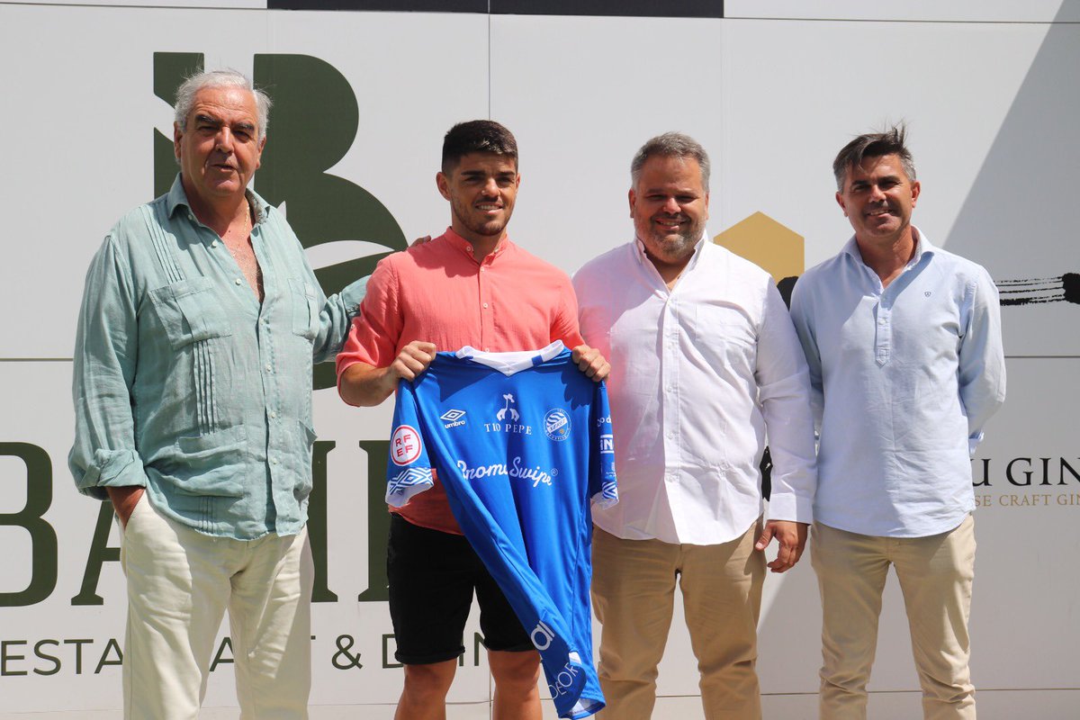 JMCarri10's tweet photo. Día de presentación agradecer a bambu jerez y a @sonijerez por las instalaciones y la megafonía y por supuesto al presidente y directiva por él recibimiento y el trato.
Deseando de enfundarme la elástica azulina y de pisar chapin @XerezDFC https://t.co/hD64yuxHox