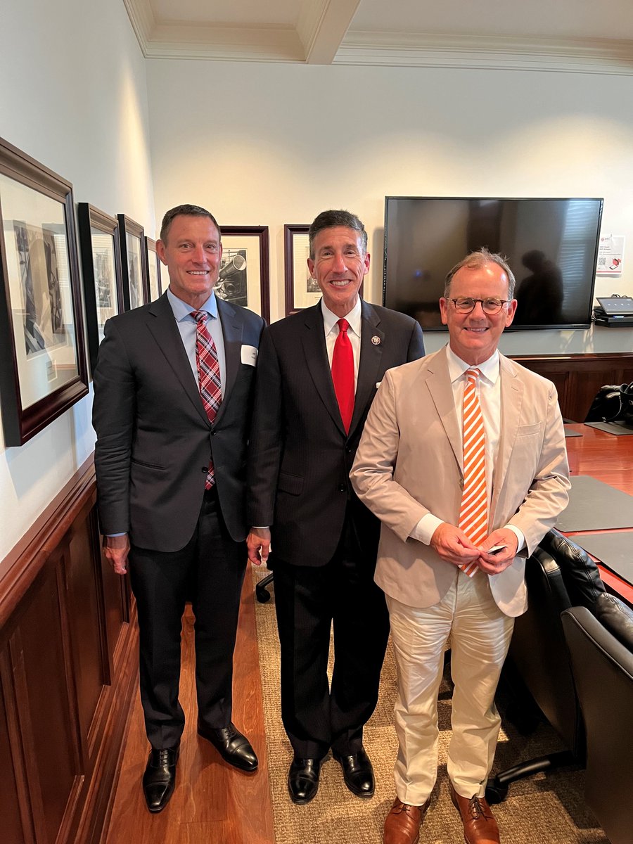 NRCA set up meetings yesterday with Jeff Swartz, CEO of NRCA member @Seamancorp, and NRCA’s Roofing Day Advisory Committee Chairman Scott Gipson to speak with <a href="/RepHarshbarger/">Rep. Diana Harshbarger</a> (R-Tenn.) and <a href="/RepDavidKustoff/">Rep. David Kustoff</a> (R-Tenn.) about supply chain issues and workforce challenges. #myNRCA
