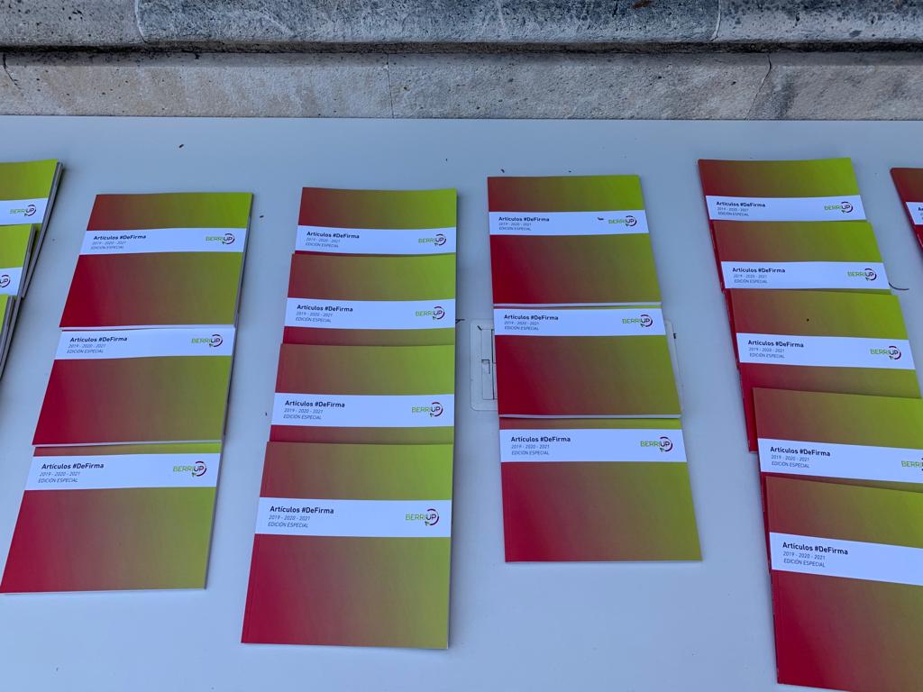 BerriUp's tweet photo. Muchas gracias a todos por haber participado en esta presentación de #DeFirma en Madrid con @deustoDBS. Hoy hemos escuchado la reflexión de personas que conocen como la palma de la mano el ecosistema emprendedor, ¡pero hay mucho más en el libro! 👏👏👏 #BerriUp https://t.co/DtUXBtEjqJ