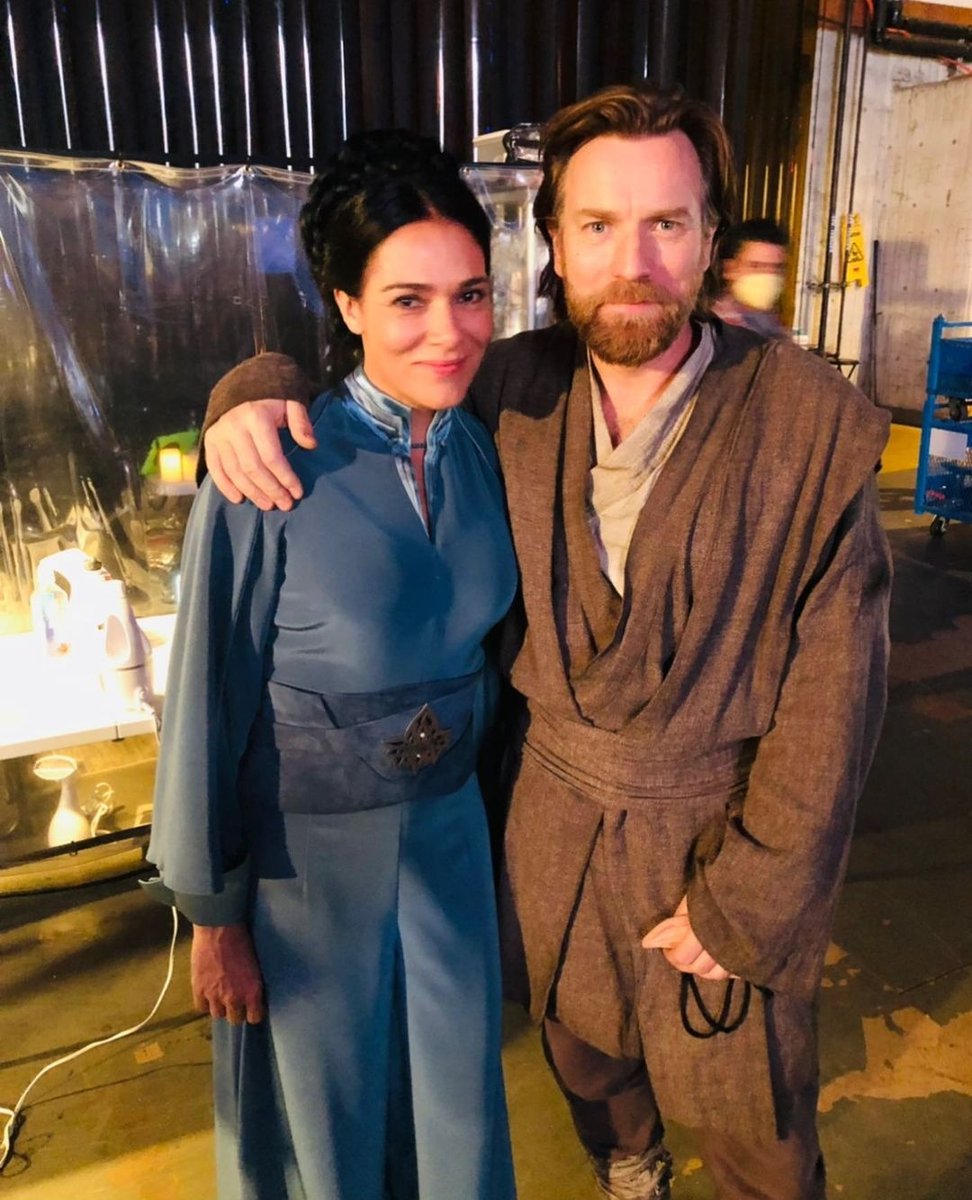 Another sweet behind the scenes photo with Ewan and Simone Kessell. 💕 

📸 IG/simonekessell