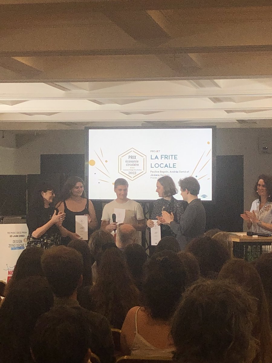 Il est temps de récompenser le lauréat de la catégorie « Économie circulaire » qui revient à… 

LA FRITE LOCALE 🤩🏆 Bravo Pauline Begoin, Jérémie Darmon et Andrea David <a href="/LISAARennes/">LISAA Rennes</a> 👏

Un prix remis par la marraine <a href="/charvetpello/">regine charvet pello</a> et <a href="/f_letissier/">Florentin Letissier</a> !