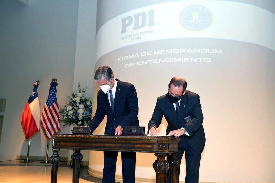 FBI Director Christopher Wray (left) and PDI Director General Sergio Muñoz Yáñez (right) sign a Memorandum of Understanding that formalizes the long-standing partnership between the two law enforcement agencies.