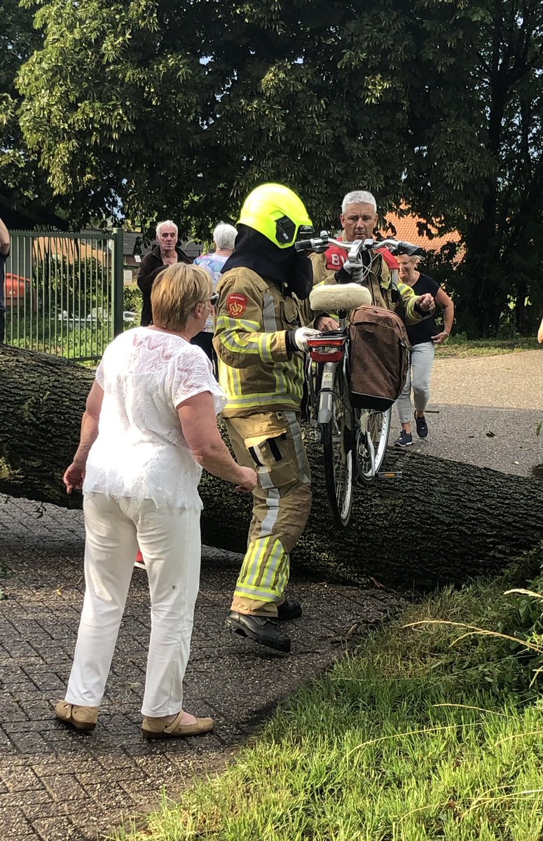 Deedee6012's tweet photo. Kort naar hevig noodweer, hagel, veel regen, enorme windvlaag. Rondvliegende tuinstoelen, golfplaten. Afgebroken takken en omgevallen boom. De brandweer helpt de fietsclub over de boom.@MeteoLimburg @KNMI @l1 #noodweer #noodweerlimburg https://t.co/rQFh3tSYty
