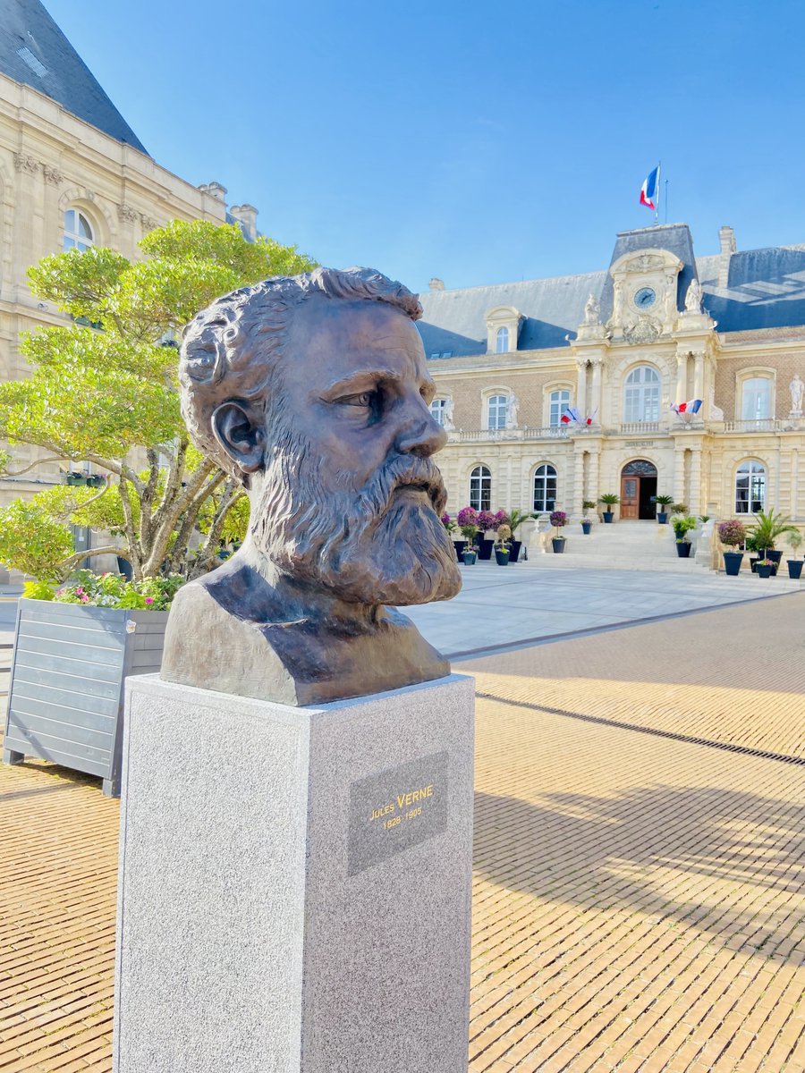 #JulesVerne regardant vers l’avenir dans sa ville d’adoption <a href="/AmiensMetropole/">Amiens Métropole - Ville d’Amiens</a> 
Il a su transmettre le gout de #Innovation #Voyage #Aventure #Entrepreneuriat #Modernité et #Excellence à sa cité reconnaissante. 
Bravo!