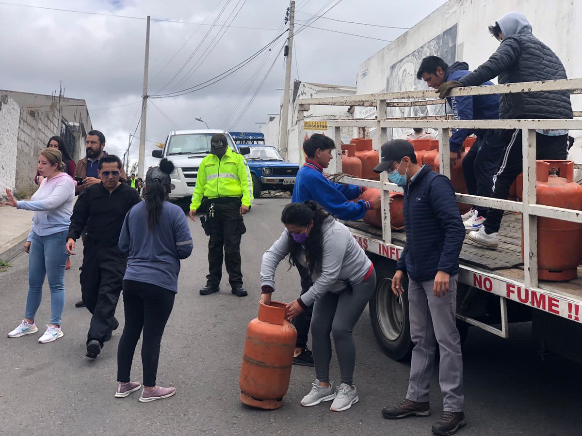 #Tungurahua | Realizamos operativos de control con el apoyo de <a href="/GoberTungurahua/">Gobernación Tungurahua</a> y <a href="/PoliciaEcuador/">Policía Ecuador</a> para abastecer de GLP en cilindros a los moradores de la parroquia Martínez en #Ambato. 

Trabajamos por el bienestar de la ciudadanía. 🇪🇨👮👷‍♂️
#NoPodemosParar
