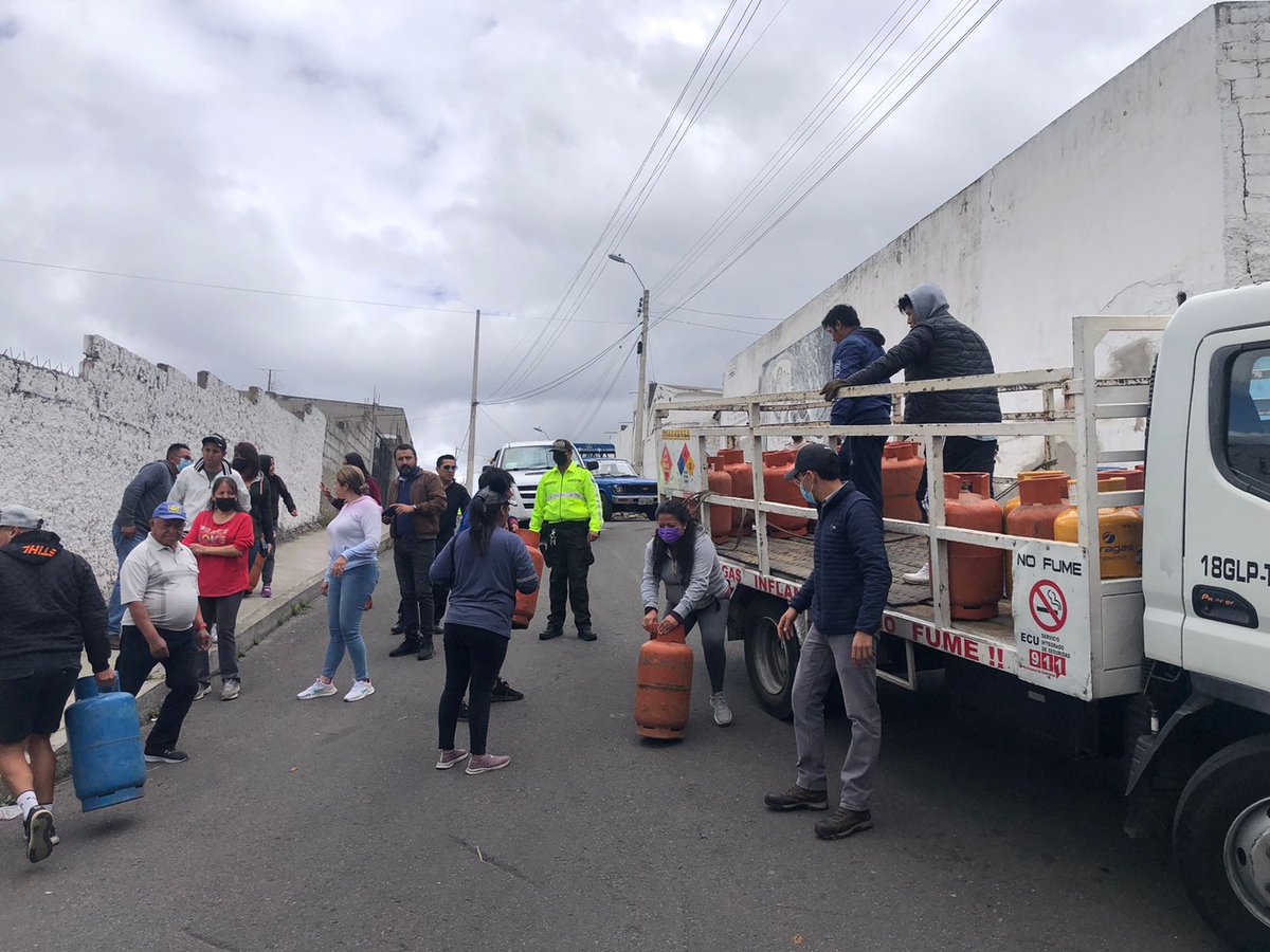ARCOM_Ecu's tweet photo. #Tungurahua | Realizamos operativos de control con el apoyo de @GoberTungurahua y @PoliciaEcuador para abastecer de GLP en cilindros a los moradores de la parroquia Martínez en #Ambato. 

Trabajamos por el bienestar de la ciudadanía. 🇪🇨👮👷‍♂️
#NoPodemosParar https://t.co/PRuPFuQKPG