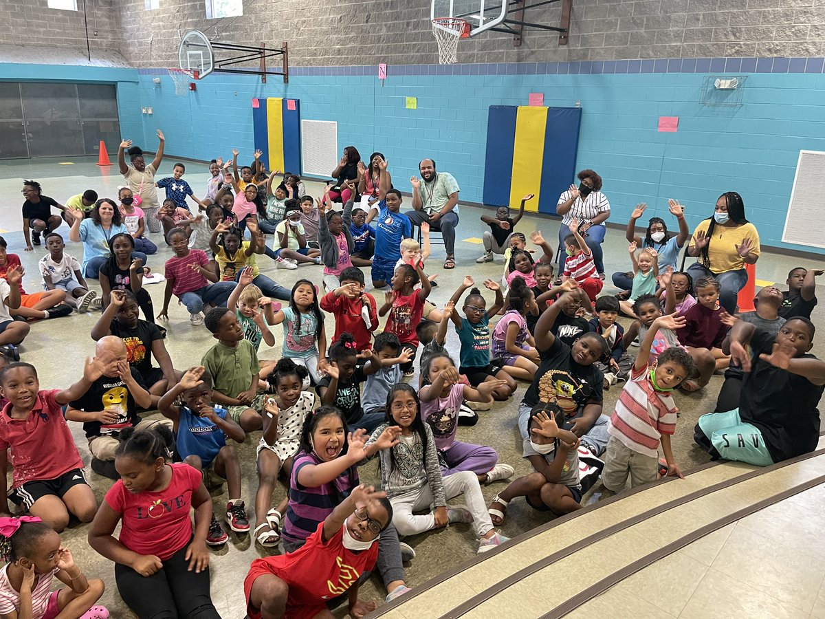 weswyattweather's tweet photo. Had a blast singing some of my weather songs with the students at Arcadia Elementary School in Tuscaloosa! Big thank you to the teachers and students for the invite #alwx @WBRCnews https://t.co/KYqO5XtnAY