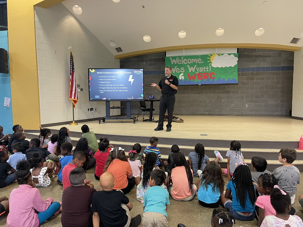weswyattweather's tweet photo. Had a blast singing some of my weather songs with the students at Arcadia Elementary School in Tuscaloosa! Big thank you to the teachers and students for the invite #alwx @WBRCnews https://t.co/KYqO5XtnAY