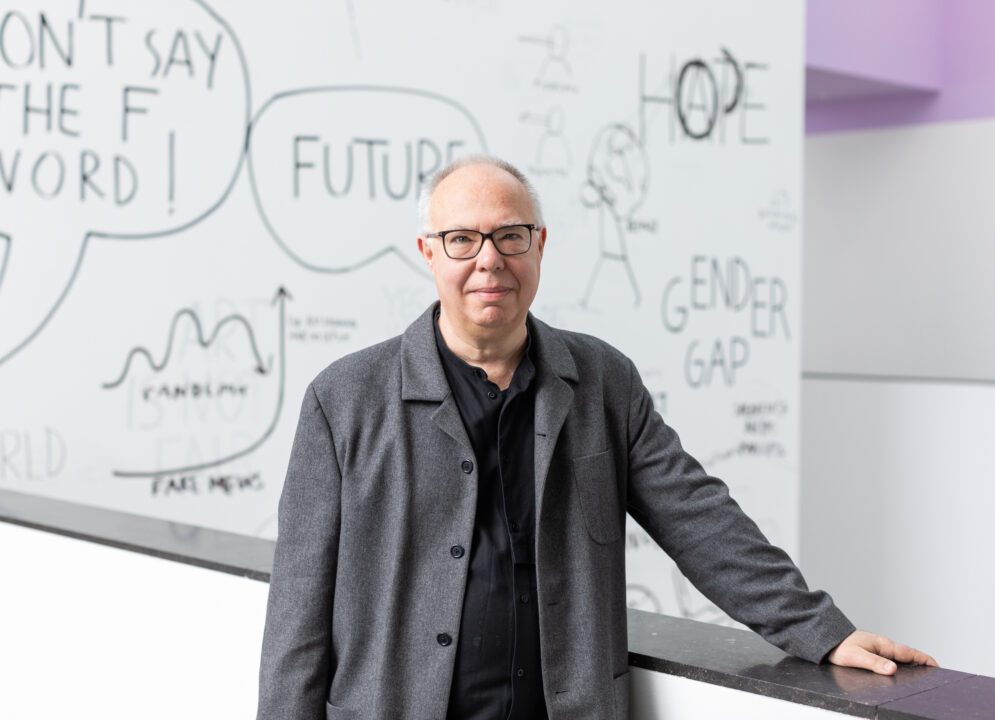 vanabbemuseum's tweet photo. ▶️ Interview met @CharlesEsche — #Ammodo, partner van het Van Abbemuseum, sprak met directeur Charles Esche over het belang van het collectief, globale relaties en het gevaar van de utopie. Je vindt het interview op https://t.co/WInHt17dj2.
📷 Marcel de Buck https://t.co/w5p4LFkXGO