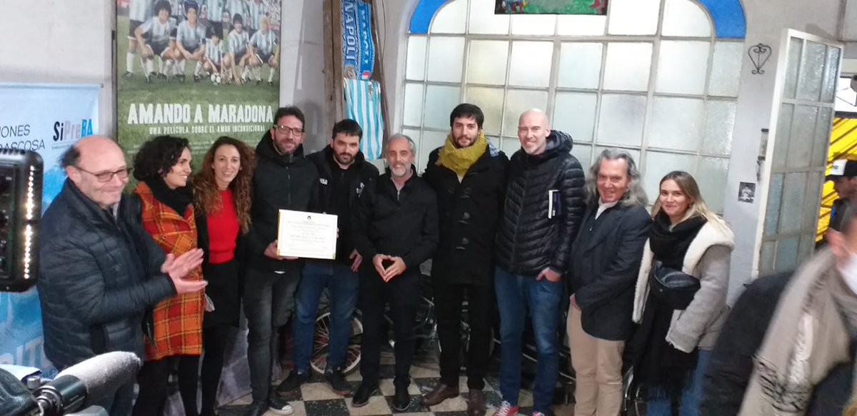 Ed_Carrascosa's tweet photo. Muchas gracias a @MonicaSantino y @ClaudioMorresi por esta hermosa distinción que Rey de Fiorito, el libro escrito por admirados y admiradas colegas y publicado junto a @sipreba, recibió ayer en La casa de d10s. Justo, además, en un 22 de junio. Foto de Sol Cabeza. https://t.co/IqWPweU756