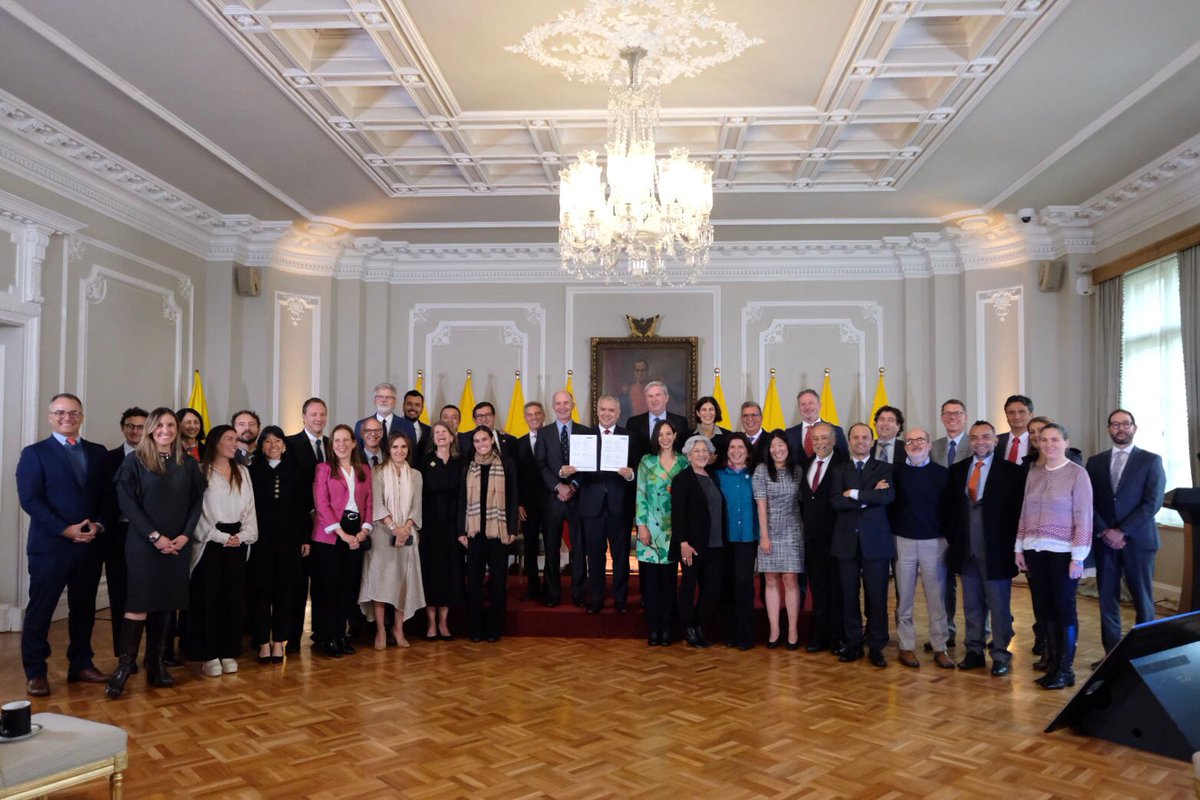 El país se comprometió en dejar esta “Herencia” desde ya, hoy más de 10 entidades firmaron el acuerdo de financiación del programa ‘Herencia Colombia’ del <a href="/MinAmbienteCo/">MinAmbiente Colombia</a>  y <a href="/ParquesColombia/">Parques Nacionales Naturales de Colombia</a>