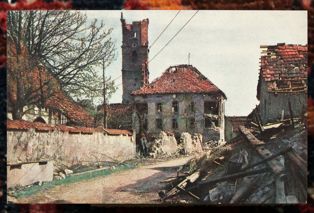 Zerstörungen des Ersten Weltkrieges in originalen (nicht nachkolorierten) Farbaufnahmen von Hans Hildenbrand. 
Uffholtz am Rande der Vogesen.