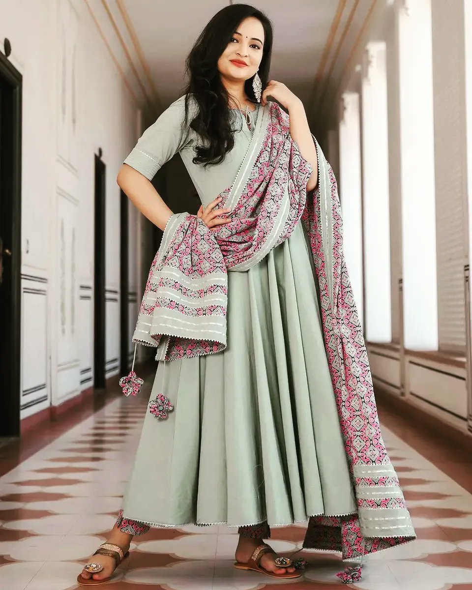 sanghmitra_2022's tweet photo. Simple ποΈ Peach Frock Suit with 3/4 Sleeves along with Phulkari Dupatta π€πβ¨!
#frocksuits #frock #frockdesigns #frockstyle #frocktails #phulkaridupatta #dupattastyle https://t.co/5RHjSOun4E