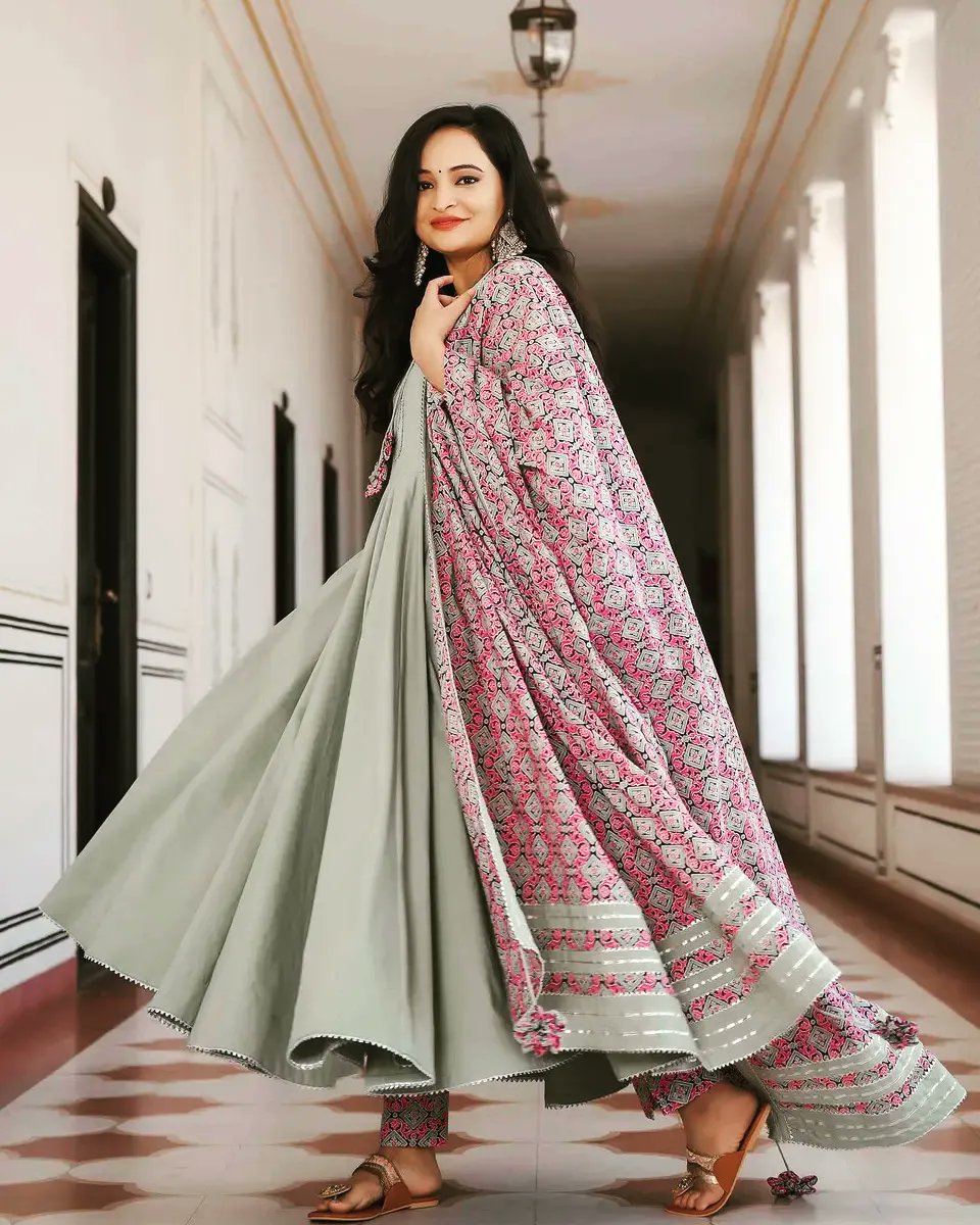 sanghmitra_2022's tweet photo. Simple ποΈ Peach Frock Suit with 3/4 Sleeves along with Phulkari Dupatta π€πβ¨!
#frocksuits #frock #frockdesigns #frockstyle #frocktails #phulkaridupatta #dupattastyle https://t.co/5RHjSOun4E