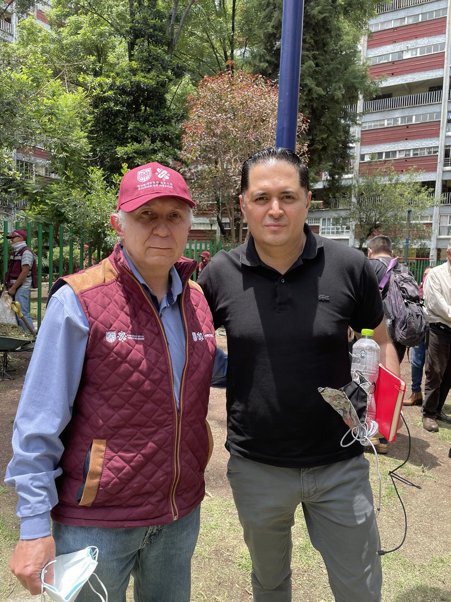 HugoTorresCDMX's tweet photo. El día de hoy estuvimos en el recorrido de @ProsocCDMX y del @GobCDMX en la Colonia #DelValle #MultifamiliarCUPA con @QuiqueTamayoMX y vecinos. https://t.co/1lBMfvhbjn