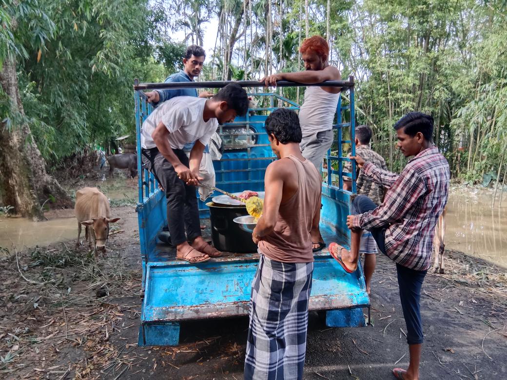 rashidahmedinc's tweet photo. Today,on behalf of @sisks_cachar,lunch was served at every camp of #Sonabarighat GP,which was attended by the President of the organization,@RashidAhmed74.Advisor,Badrul Islam Lashkar.Qutb Uddin Lashkar.Bappan Mazumder  and others.
#AssamFloods 
#relief #silcharfloods 
@dccachar https://t.co/Kub5cmIZua