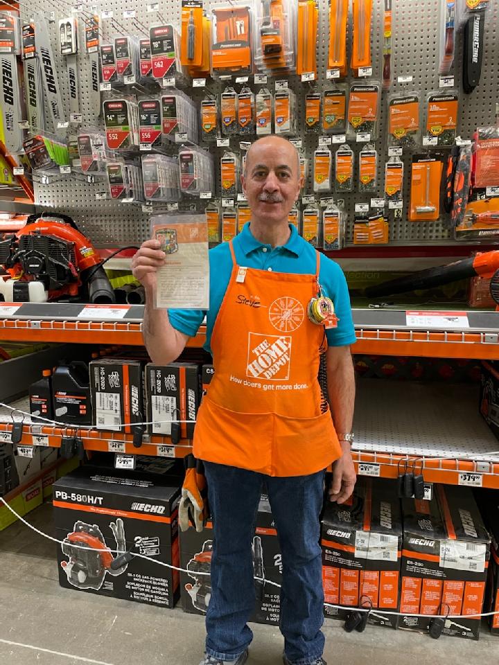 THD_1242's tweet photo. Awarding Garden Associate Steve a Homer Award for Creating Shareholder Value. Steve did an exceptional job during the entire spring season ensuring MPS was a top priority.  Thank you for helping to mitigate shrink. Excellent job Steve! https://t.co/nBAoYlEwem