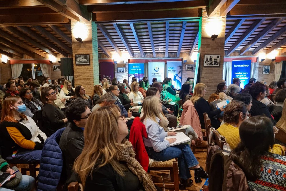 UDE_Oficial's tweet photo. El docente de la #UDE Eduardo Ríos estuvo presente en #Tacuarembó en la charla de #SembrandoUY para emprendedores. ¡Gracias a todos los que nos acompañaron! No se pierdan los próximos eventos del #ProgramaSembrando. #TuCarreraTuFuturo #SeguíAvanzando #UniversidadDeLaEmpresa https://t.co/QKGqEDs7el