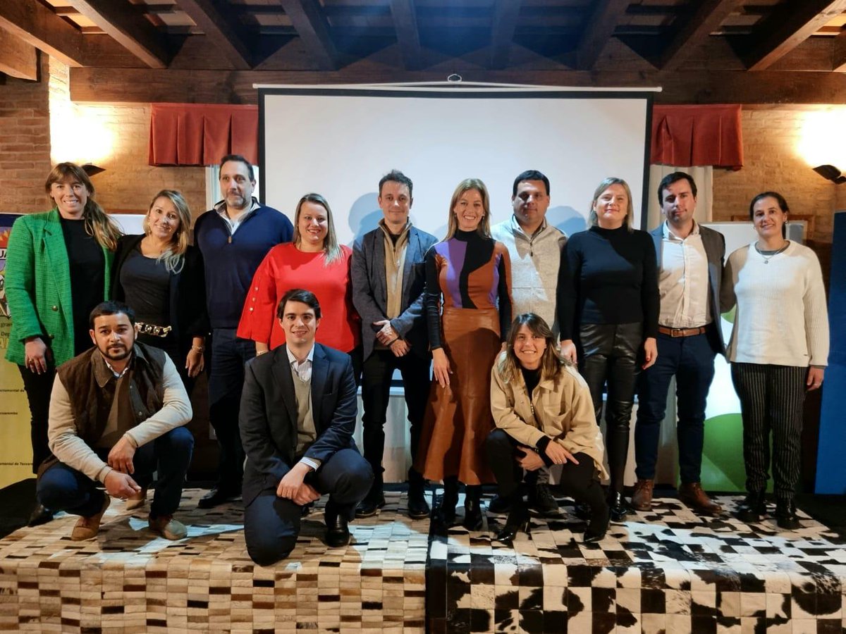 UDE_Oficial's tweet photo. El docente de la #UDE Eduardo Ríos estuvo presente en #Tacuarembó en la charla de #SembrandoUY para emprendedores. ¡Gracias a todos los que nos acompañaron! No se pierdan los próximos eventos del #ProgramaSembrando. #TuCarreraTuFuturo #SeguíAvanzando #UniversidadDeLaEmpresa https://t.co/QKGqEDs7el