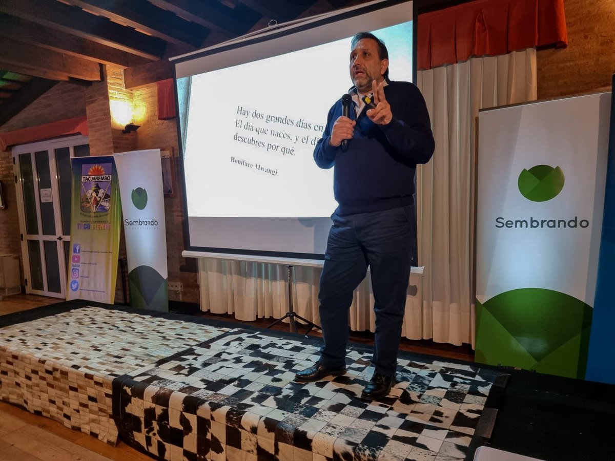 UDE_Oficial's tweet photo. El docente de la #UDE Eduardo Ríos estuvo presente en #Tacuarembó en la charla de #SembrandoUY para emprendedores. ¡Gracias a todos los que nos acompañaron! No se pierdan los próximos eventos del #ProgramaSembrando. #TuCarreraTuFuturo #SeguíAvanzando #UniversidadDeLaEmpresa https://t.co/QKGqEDs7el
