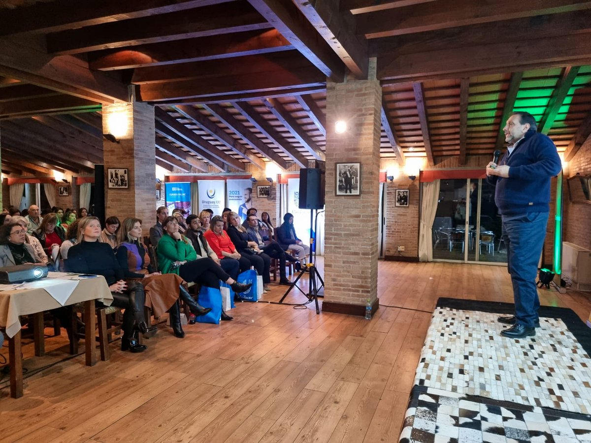 UDE_Oficial's tweet photo. El docente de la #UDE Eduardo Ríos estuvo presente en #Tacuarembó en la charla de #SembrandoUY para emprendedores. ¡Gracias a todos los que nos acompañaron! No se pierdan los próximos eventos del #ProgramaSembrando. #TuCarreraTuFuturo #SeguíAvanzando #UniversidadDeLaEmpresa https://t.co/QKGqEDs7el