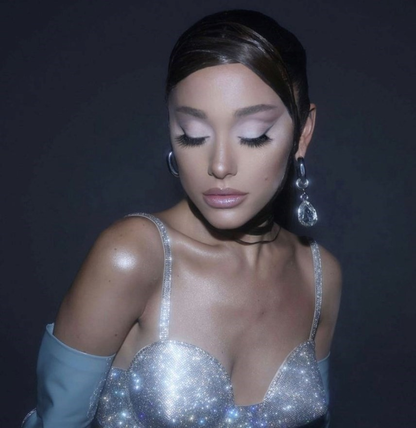 ArianaWorldHQ's tweet photo. 100% of the net proceeds from the “signature eye set” will be donated to 18 organizations that advocate for trans youth in US states currently targeted by anti-trans policies. 

🔗 https://t.co/ed5ZwVEOHN https://t.co/C60mVtYVsw