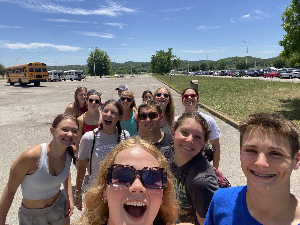SUPRISE TRIP TO 6 FLAGS!!!! Let’s goooooooo!!!!! Thank your seniors for their serious convincing💙🎢
