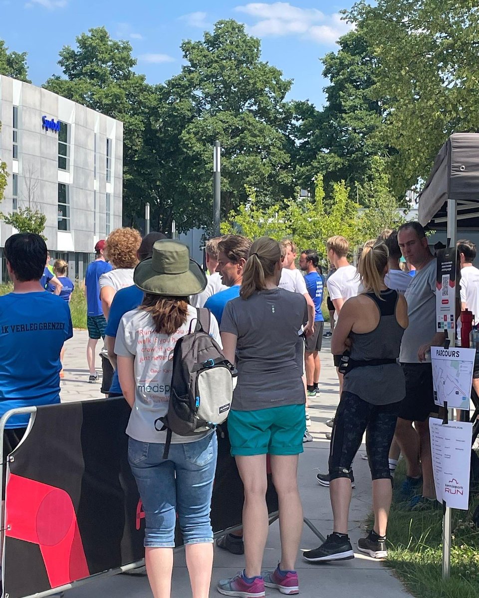 kennispark's tweet photo. Wat een toppers! In de verzengende hitte van vandaag, renden meer dan 100 Kennisparkers voor het goede doel vijf kilometer over het park en door gebouwen. Kennispark Ondernemers: bedankt voor de organisatie. Super dat we samen de community vormgeven. #sportverbindt https://t.co/jzuLthNKuA