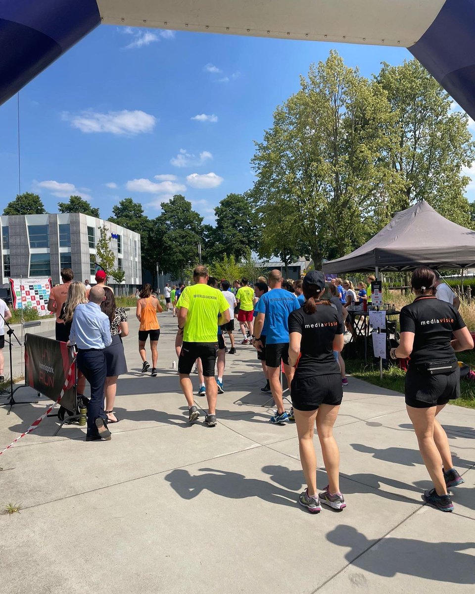 kennispark's tweet photo. Wat een toppers! In de verzengende hitte van vandaag, renden meer dan 100 Kennisparkers voor het goede doel vijf kilometer over het park en door gebouwen. Kennispark Ondernemers: bedankt voor de organisatie. Super dat we samen de community vormgeven. #sportverbindt https://t.co/jzuLthNKuA