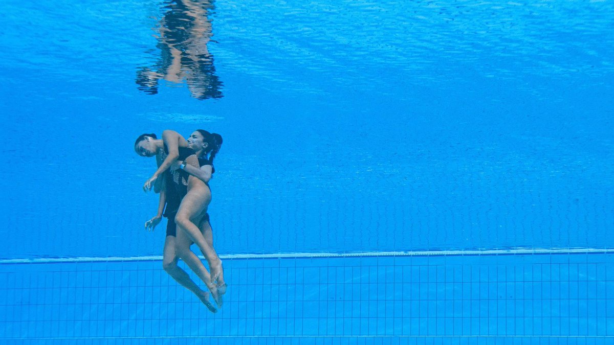 Es un ejemplo claro que el deporte es mucho más que ganar…

La nadadora estadounidense Anita Álvarez sufrió un desmayo en plena competición del mundial de Budapest. La española Andrea Fuentes no dudó un instante en intentar salvar su vida. 

JVSG | 📸 Olí Scarff