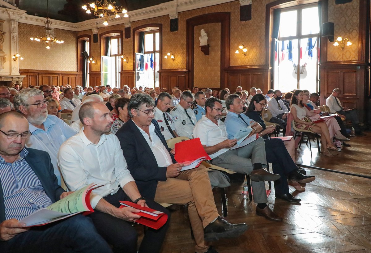 VilledeTroyes's tweet photo. DAVID LISNARD, PRÉSIDENT DE L’AMF, À TROYES 🇫🇷
@francoisbaroin a accueilli @davidlisnard, président de @l_amf, à l’occasion de l’assemblée générale de l'#AMF10. Le maire de la @villecannes a été élu en novembre dernier à la tête de l'#AMF pour succéder au maire de #Troyes. 1/2 https://t.co/pL2pA1U3Nz